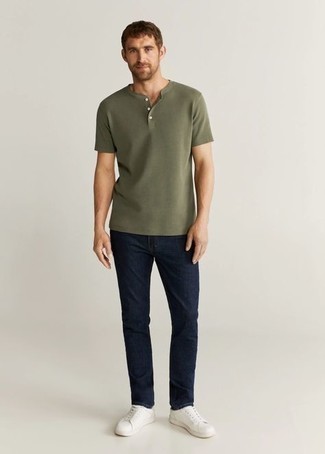 Olivgrünes T-shirt mit einer Knopfleiste kombinieren – 35 Herren Outfits