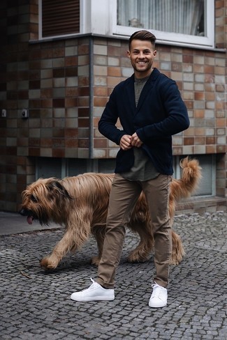 Olivgrünes T-shirt mit einer Knopfleiste kombinieren – 35 Herren Outfits