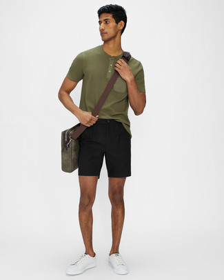 Olivgrünes T-shirt mit einer Knopfleiste kombinieren – 35 Herren Outfits