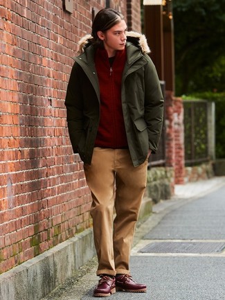 Wie olivgrünen Parka mit schwarzen T-Shirts mit einem Rundhalsausschnitt zu kombinieren – 7 Herren Outfits
