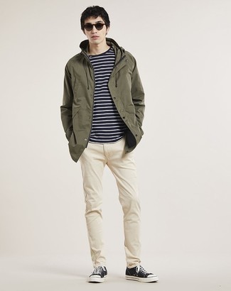Wie olivgrünen Parka mit schwarzen T-Shirts mit einem Rundhalsausschnitt zu kombinieren – 7 Herren Outfits