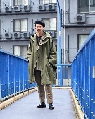 Wie olivgrünen Parka mit schwarzen T-Shirts mit einem Rundhalsausschnitt zu kombinieren – 7 Herren Outfits