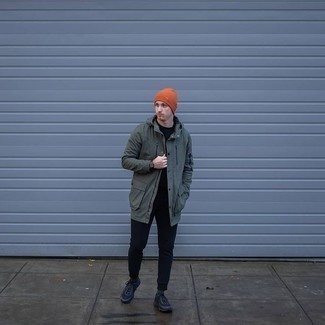 Wie olivgrünen Parka mit schwarzen T-Shirts mit einem Rundhalsausschnitt zu kombinieren – 7 Herren Outfits