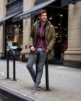 Wie olivgrünen Parka mit grauer Anzughose zu kombinieren – 4 Herren Outfits