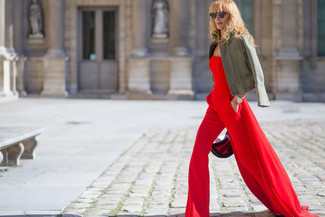 Rote Handtasche kombinieren – 25 Damen Outfits: Eine olivgrüne Leder Bikerjacke und eine rote Handtasche sind absolut Casual-Essentials und können mit einer Vielzahl von Kleidungsstücken gepaart werden.