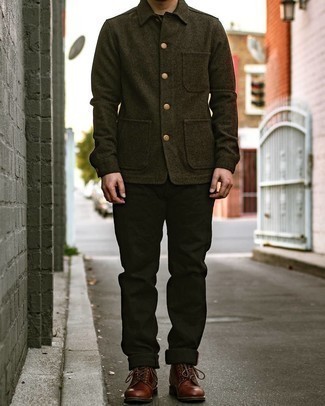 Dunkelgrüne Wollshirtjacke kombinieren – 20 Smart-Casual Herren Outfits: Paaren Sie eine dunkelgrüne Wollshirtjacke mit schwarzen Jeans, um mühelos alles zu meistern, was auch immer der Tag bringen mag. Komplettieren Sie Ihr Outfit mit einer braunen Lederfreizeitstiefeln.