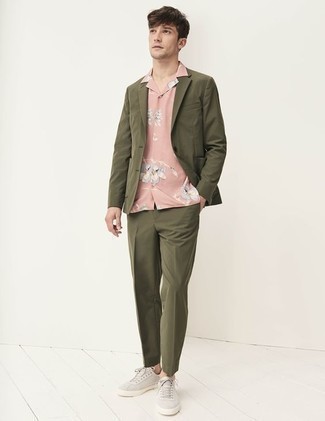 olivgrüner Anzug, rosa Kurzarmhemd mit Blumenmuster, graue Segeltuch niedrige Sneakers für Herren