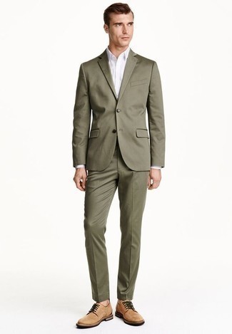 Olivgrünen Anzug kombinieren – 361 Herren Outfits warm Wetter: Geben Sie den bestmöglichen Look ab in einem olivgrünen Anzug und einem weißen Businesshemd. Fühlen Sie sich ideenreich? Wählen Sie beige Wildleder Derby Schuhe.