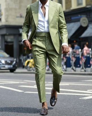 Wie olivgrünen Anzug mit dunkelbrauner Doppelmonks aus Leder zu kombinieren – 14 Herren Outfits: Vereinigen Sie einen olivgrünen Anzug mit einem weißen Businesshemd für einen stilvollen, eleganten Look. Suchen Sie nach leichtem Schuhwerk? Entscheiden Sie sich für dunkelbraunen Doppelmonks aus Leder für den Tag.