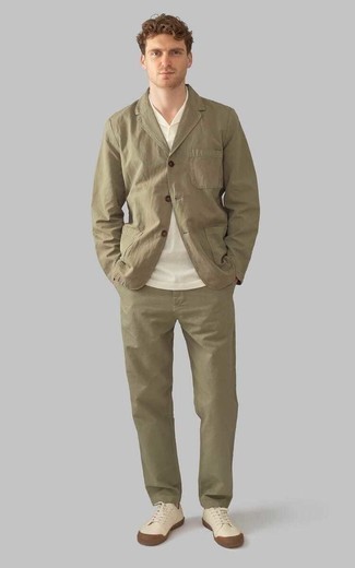 30 Jährige: Segeltuch niedrige Sneakers kombinieren – 500+ Smart-Casual Herren Outfits: Kombinieren Sie einen olivgrünen Anzug mit einem weißen Polohemd, um einen modischen Freizeitlook zu kreieren. Fühlen Sie sich ideenreich? Komplettieren Sie Ihr Outfit mit Segeltuch niedrigen Sneakers.