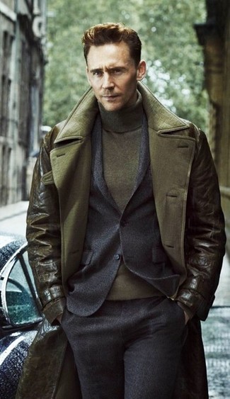 Tom Hiddleston trägt olivgrüner Leder Trenchcoat, dunkelgrauer Wollanzug, olivgrüner Rollkragenpullover