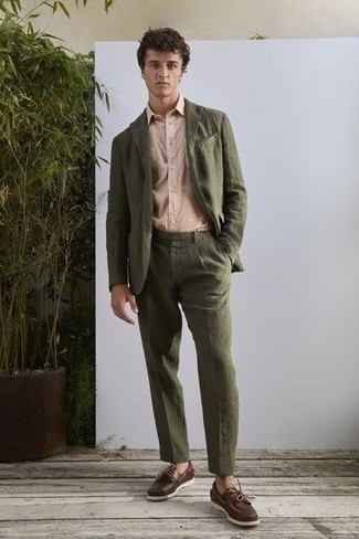 30 Jährige: Outfits Herren 2024: Kombinieren Sie einen olivgrünen Leinen Anzug mit einem hellbeige Kurzarmhemd, um vor Klasse und Perfektion zu strotzen. Suchen Sie nach leichtem Schuhwerk? Entscheiden Sie sich für dunkelbraunen Leder Bootsschuhe für den Tag.