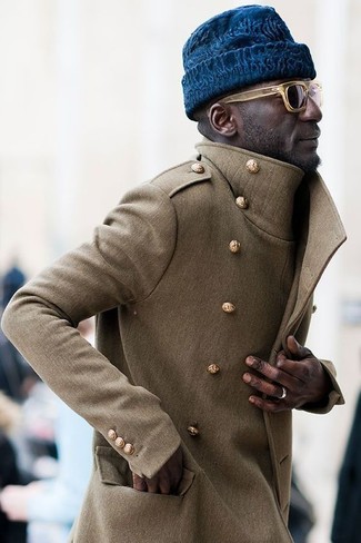 30 Jährige: Dunkelblaue Mütze kombinieren – 9 Elegante Herren Outfits kühl Wetter: Entscheiden Sie sich für einen olivgrünen Mantel und eine dunkelblaue Mütze für einen entspannten Wochenend-Look.