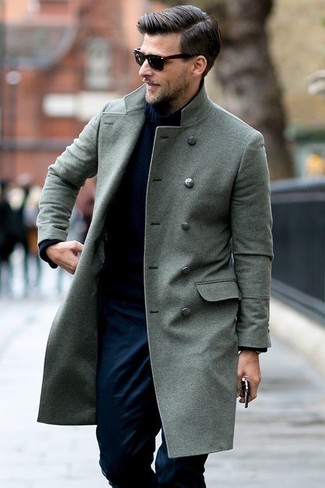 Welche Chinohosen mit dunkelgrünen Mantels zu tragen – 100 Herren Outfits kalt Wetter: Vereinigen Sie einen dunkelgrünen Mantel mit einer Chinohose, um einen eleganten, aber nicht zu festlichen Look zu kreieren.