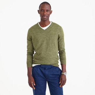 20 Jährige: Dunkelgrünen Pullover mit einem V-Ausschnitt kombinieren – 5 Herren Outfits warm Wetter: Kombinieren Sie einen dunkelgrünen Pullover mit einem V-Ausschnitt mit einer dunkelblauen Chinohose für ein bequemes Outfit, das außerdem gut zusammen passt.