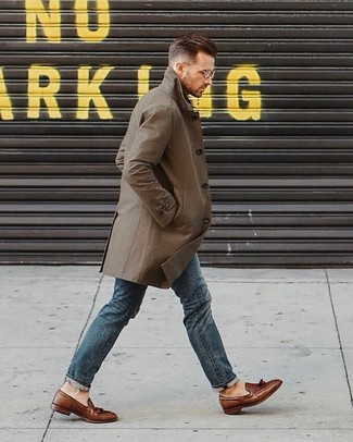 Rotbraune Leder Slipper mit Quasten kombinieren – 500+ Smart-Casual Herren Outfits warm Wetter: Vereinigen Sie einen olivgrünen Trenchcoat mit blauen Jeans für einen für die Arbeit geeigneten Look. Fühlen Sie sich mutig? Komplettieren Sie Ihr Outfit mit rotbraunen Leder Slippern mit Quasten.