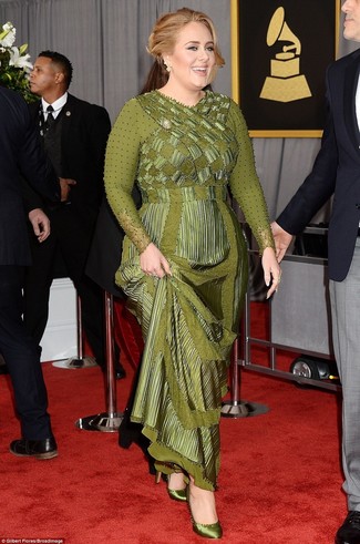 Adele trägt olivgrünes Ballkleid, olivgrüne Satin Pumps