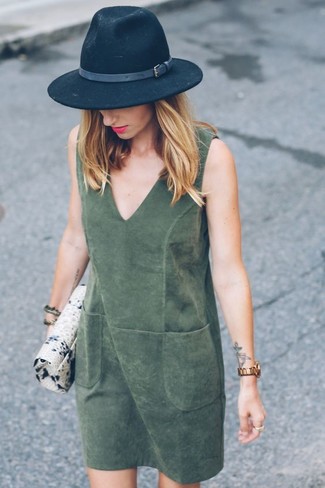 Olivgrünes Kleid kombinieren – 135 Damen Outfits: Um eine anspruchsvolle und lässige Silhouette zu formen, tragen Sie ein olivgrünes Kleid.