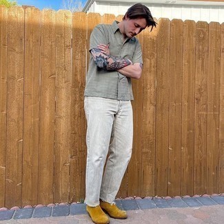 Graue Jeans mit Destroyed-Effekten kombinieren – 500+ Herren Outfits: Entscheiden Sie sich für ein olivgrünes Kurzarmhemd und grauen Jeans mit Destroyed-Effekten für einen entspannten Wochenend-Look. Wählen Sie rotbraunen Chelsea Boots aus Wildleder, um Ihr Modebewusstsein zu zeigen.