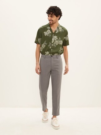 Herren Outfits 2022: Kombinieren Sie ein olivgrünes Kurzarmhemd mit Blumenmuster mit einer grauen Chinohose für einen bequemen Alltags-Look. Weiße Segeltuch niedrige Sneakers sind eine perfekte Wahl, um dieses Outfit zu vervollständigen.