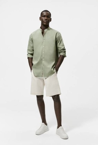 Niedrige Sneakers kombinieren – 500+ Herren Outfits: Paaren Sie ein olivgrünes Langarmhemd mit weißen Shorts, um einen lockeren, aber dennoch stylischen Look zu erhalten. Niedrige Sneakers sind eine kluge Wahl, um dieses Outfit zu vervollständigen.