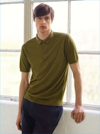 Dunkelgrünes Polohemd kombinieren – 155 Herren Outfits: Kombinieren Sie ein dunkelgrünes Polohemd mit einer dunkelblauen Chinohose für ein großartiges Wochenend-Outfit.
