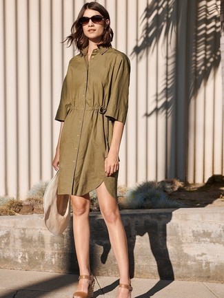 Keilsandaletten kombinieren – 285 Damen Outfits: Um eine lässige und schöne Silhouette zu erzielen, erwägen Sie das Tragen von einem olivgrünen Shirtkleid. Keilsandaletten sind eine gute Wahl, um dieses Outfit zu vervollständigen.