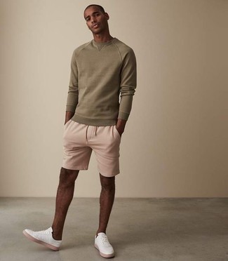 olivgrünes Sweatshirt, rosa Sportshorts, weiße Segeltuch niedrige Sneakers für Herren