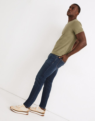30 Jährige: Wie Jeans mit Sportschuhe zu kombinieren – 288 Lässige Herren Outfits: Kombinieren Sie ein olivgrünes T-Shirt mit einem Rundhalsausschnitt mit Jeans für einen bequemen Alltags-Look. Fühlen Sie sich mutig? Wählen Sie Sportschuhe.