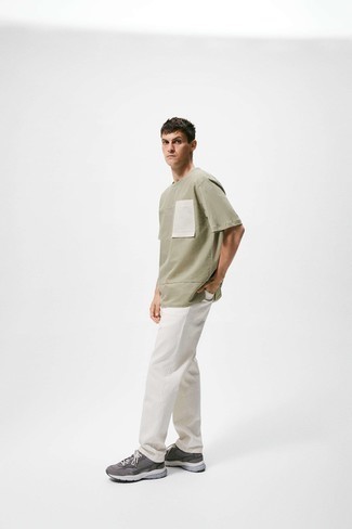 30 Jährige: Wie olivgrünes T-Shirt mit einem Rundhalsausschnitt mit weißer Jeans zu kombinieren – 6 Herren Outfits: Kombinieren Sie ein olivgrünes T-Shirt mit einem Rundhalsausschnitt mit weißen Jeans für einen bequemen Alltags-Look. Fühlen Sie sich mutig? Wählen Sie dunkelgrauen Sportschuhe.