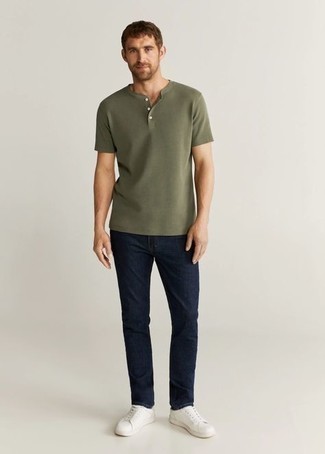 Dunkelblaue Jeans kombinieren – 500+ Sommer Herren Outfits: Tragen Sie ein olivgrünes T-shirt mit einer Knopfleiste und dunkelblauen Jeans, um mühelos alles zu meistern, was auch immer der Tag bringen mag. Weiße Segeltuch niedrige Sneakers sind eine perfekte Wahl, um dieses Outfit zu vervollständigen. Dieser Look eignet sich ideal für den Sommer.