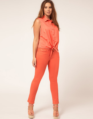 Orange Hemd kombinieren – 40 Damen Outfits: Um ein entspanntes Outfit zu erreichen, probieren Sie die Paarung aus einem orange Hemd und orange engen Jeans. Beige Leder Sandaletten sind eine gute Wahl, um dieses Outfit zu vervollständigen.