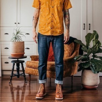 Wie orange bedrucktes Kurzarmhemd mit dunkelblauer Jeans zu kombinieren – 6 Herren Outfits warm Wetter: Erwägen Sie das Tragen von einem orange bedruckten Kurzarmhemd und dunkelblauen Jeans, um einen lockeren, aber dennoch stylischen Look zu erhalten. Wählen Sie eine rotbraune Lederfreizeitstiefel, um Ihr Modebewusstsein zu zeigen.