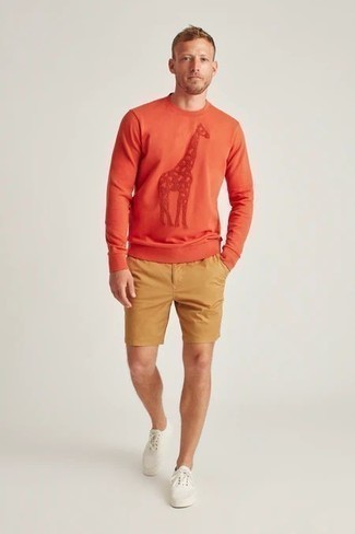 orange besticktes Sweatshirt, beige Shorts, weiße Segeltuch niedrige Sneakers für Herren