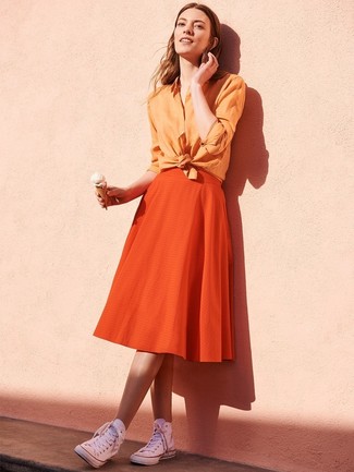 Hohe Sneakers kombinieren – 312 Damen Outfits: Vereinigen Sie ein orange Businesshemd mit einem orange ausgestelltem Rock, um einen tollen, entspannten Look zu zaubern, der in der Garderobe der Frau nicht fehlen darf. Fühlen Sie sich ideenreich? Ergänzen Sie Ihr Outfit mit hohen Sneakers.