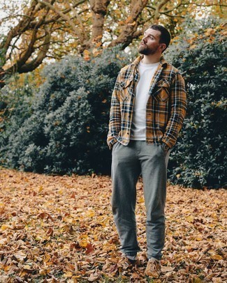 Wie orange Flanell Langarmhemd mit rotbrauner Sportschuhe zu kombinieren – 2 Herren Outfits