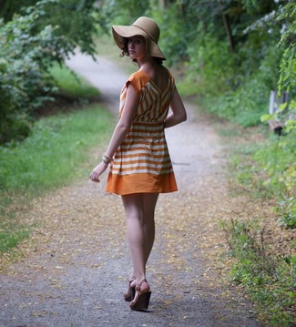Dunkelbraune Keilsandaletten kombinieren – 16 Casual Damen Outfits: Entscheiden Sie sich für ein orange horizontal gestreiftes Freizeitkleid für ein entspanntes Trend-Outfit, das, Coolness und Persönlichkeit ausstrahlt. Fühlen Sie sich mutig? Vervollständigen Sie Ihr Outfit mit dunkelbraunen Keilsandaletten.