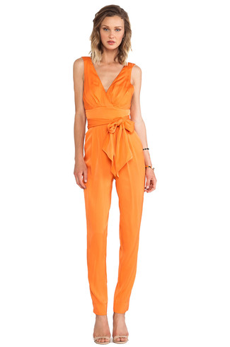 Orange Jumpsuit kombinieren – 16 Damen Outfits: Wahlen Sie einen orange Jumpsuit, um einen stilsicheren Casual-Look zu zaubern. Hellbeige Leder Sandaletten sind eine gute Wahl, um dieses Outfit zu vervollständigen.