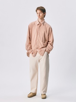 Chukka-Stiefel kombinieren – 500+ Herren Outfits: Kombinieren Sie ein orange Langarmhemd mit Vichy-Muster mit hellbeige Jeans für ein Alltagsoutfit, das Charakter und Persönlichkeit ausstrahlt. Chukka-Stiefel putzen umgehend selbst den bequemsten Look heraus.