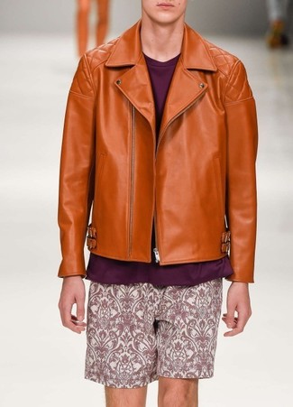 Violette Shorts kombinieren – 36 Herren Outfits: Tragen Sie eine orange Leder Bikerjacke und violetten Shorts für einen bequemen Alltags-Look.