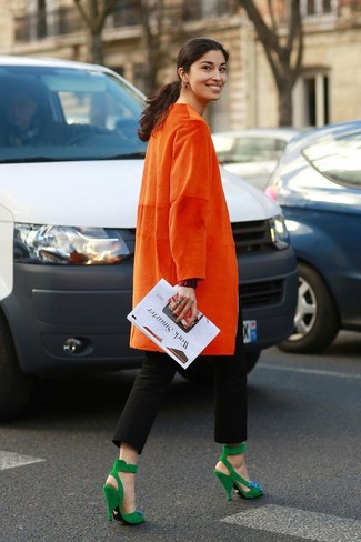 Orange Mantel kombinieren – 80 Damen Outfits: Diese Kombination aus einem orange Mantel und einer schwarzen enger Hose bietet die gelungene Balance zwischen legerem Tomboy-Look und femininem Schick. Grüne Wildleder Sandaletten sind eine perfekte Wahl, um dieses Outfit zu vervollständigen.
