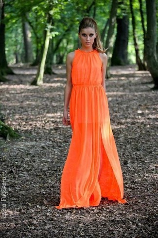 Orange Maxikleid kombinieren – 32 Damen Outfits: Um einen einfachen aber stylischen Alltags-Look zu schaffen, entscheiden Sie sich für ein orange Maxikleid.