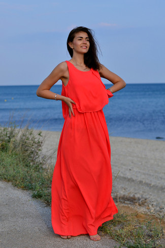 Orange Maxikleid kombinieren – 32 Damen Outfits: Wahlen Sie ein orange Maxikleid, um ein stilvolles Freizeit-Outfit zu erreichen.