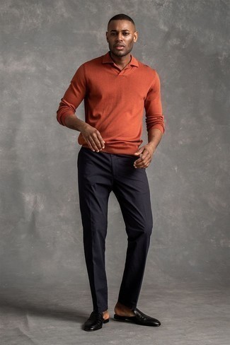 Orange Polo Pullover kombinieren – 15 Herren Outfits: Kombinieren Sie einen orange Polo Pullover mit einer dunkelblauen Chinohose für Drinks nach der Arbeit. Schwarze Leder Slipper bringen Eleganz zu einem ansonsten schlichten Look.
