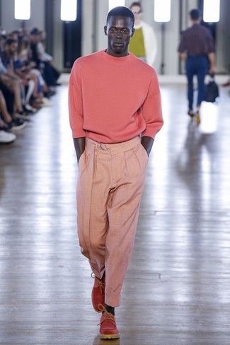 Orange Sweatshirts kombinieren – 101 Herren Outfits: Entscheiden Sie sich für ein orange Sweatshirts und eine rosa Anzughose für einen stilvollen, eleganten Look. Wenn Sie nicht durch und durch formal auftreten möchten, ergänzen Sie Ihr Outfit mit roten Chukka-Stiefeln aus Wildleder.