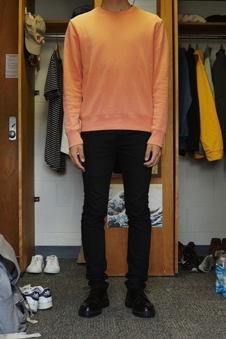 orange Sweatshirt, schwarze Jeans, schwarze Leder Derby Schuhe für Herren