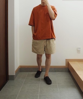 Schwarze Slip-On Sneakers aus Segeltuch kombinieren – 36 Casual Herren Outfits heiß Wetter: Tragen Sie ein orange T-Shirt mit einem Rundhalsausschnitt und beige Shorts für einen bequemen Alltags-Look. Putzen Sie Ihr Outfit mit schwarzen Slip-On Sneakers aus Segeltuch.