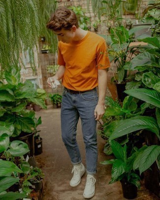 20 Jährige: Welche Jeans mit orange T-Shirts mit einem Rundhalsausschnitt zu tragen – 30 Casual Herren Outfits: Kombinieren Sie ein orange T-Shirt mit einem Rundhalsausschnitt mit Jeans, um mühelos alles zu meistern, was auch immer der Tag bringen mag. Fühlen Sie sich ideenreich? Komplettieren Sie Ihr Outfit mit weißen hohen Sneakers aus Segeltuch.