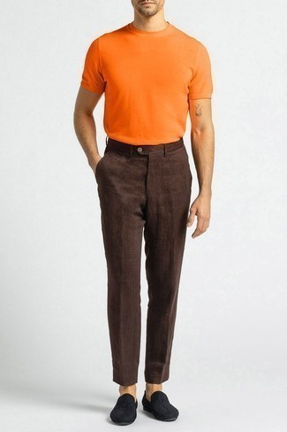 orange T-Shirt mit einem Rundhalsausschnitt, dunkelbraune Leinen Chinohose, schwarze Segeltuch Slipper für Herren