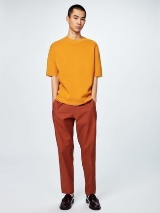 Wie orange T-Shirt mit einem Rundhalsausschnitt mit rotbrauner Chinohose zu kombinieren – 4 Smart-Casual Sommer Herren Outfits: Vereinigen Sie ein orange T-Shirt mit einem Rundhalsausschnitt mit einer rotbraunen Chinohose, um mühelos alles zu meistern, was auch immer der Tag bringen mag. Schalten Sie Ihren Kleidungsbestienmodus an und machen dunkelbraunen Leder Slipper zu Ihrer Schuhwerkwahl. Ein stylischer Sommer-Look.